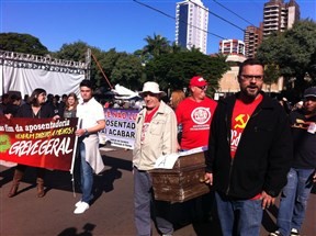 Manifestantes contra as reformas protestam em frente ao INSS